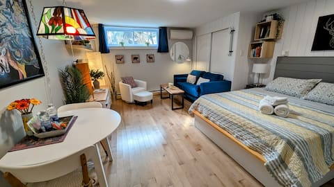 Popular Airbnb listing: Cozy studio apartment minutes from Gatineau Park in Hull