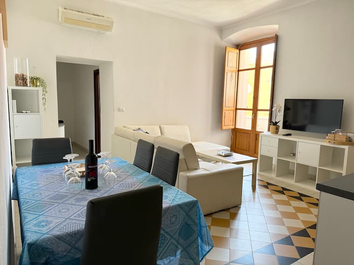Casa Leonardo, A Panoramic View With Free Parking - Cagliari