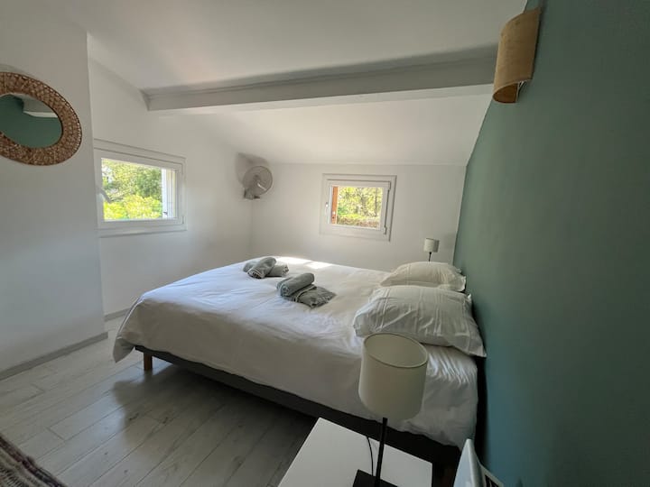 ห้องนอนขนาดใหญ่ชั้น 1 มีมุ้งกันยุง
เตียงขนาด 160 และพัดลมเพดาน 
เครื่องปรับอากาศ 