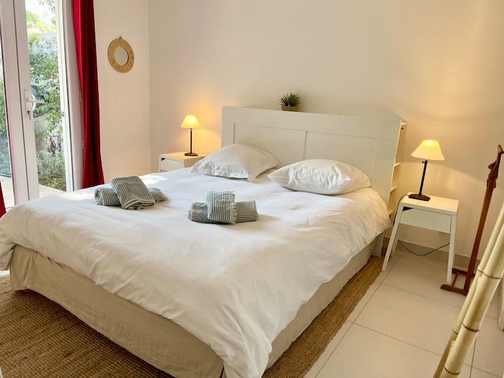 ห้องนอนชั้นล่างมองเห็นระเบียงด้านตะวันตก 
ห้องน้ำในตัว 
เครื่องปรับอากาศ 
และ
พัดลมเพดาน 
มุ้งกันยุง 
เตียง 160