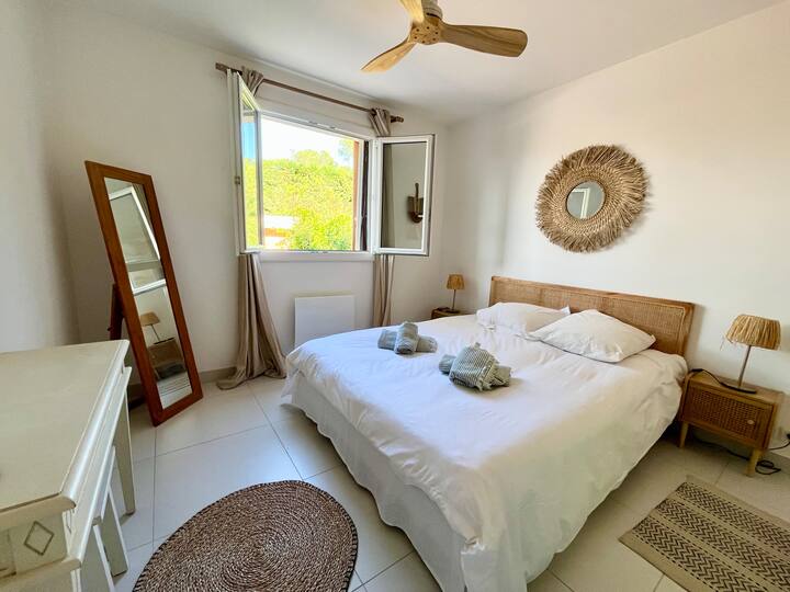 ห้องนอนชั้นล่างพร้อมมุ้งกันยุงและเตียงควีนไซส์
พัดลมเพดานและเครื่องปรับอากาศ 