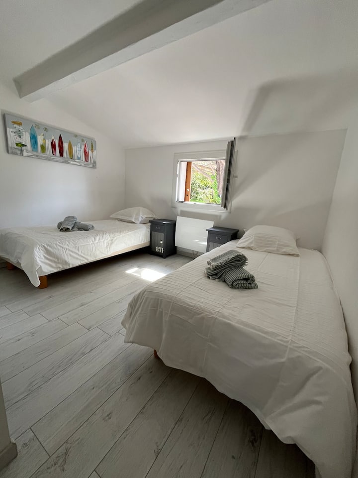 ห้องนอนเล็กกว่าตั้งอยู่ที่ชั้น 1 มีเตียงเดี่ยว 2 เตียงสามารถทำเป็นเตียงควีนไซส์ได้
มุ้งกันยุงติดผนังและพัดลม - เครื่องปรับอากาศ 