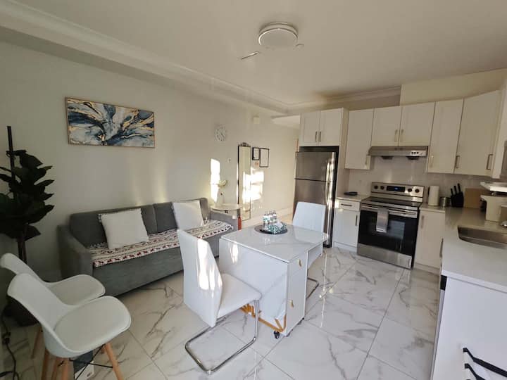 Adorable 2 Bed Suites With Private Entrance - Vancouver