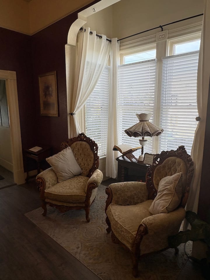 Charming Victorian; Calking, 2 Queen - ユリーカ, CA