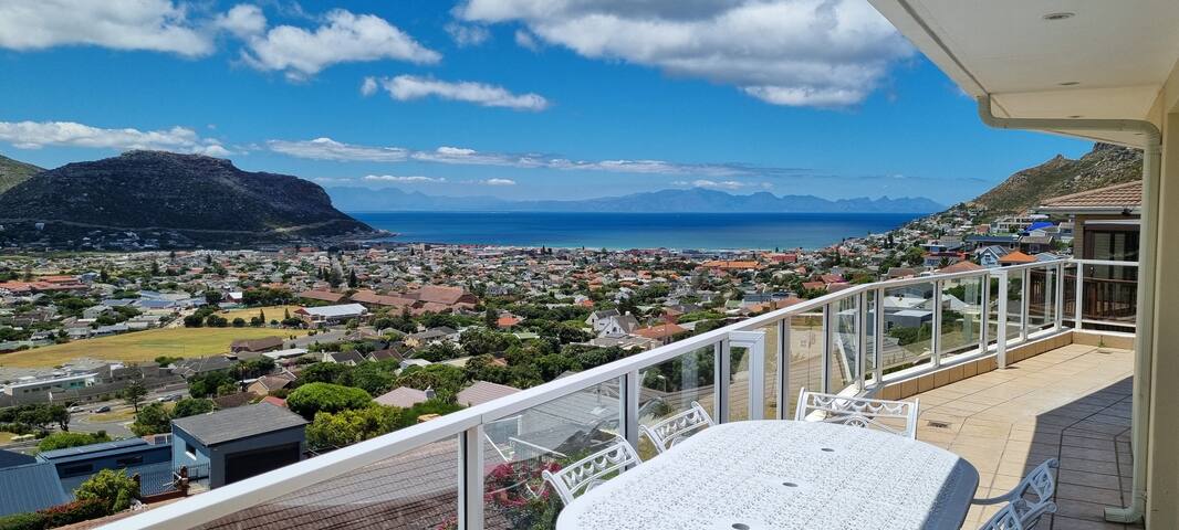 Sea Sands Villa: Luxury panoramic ocean views