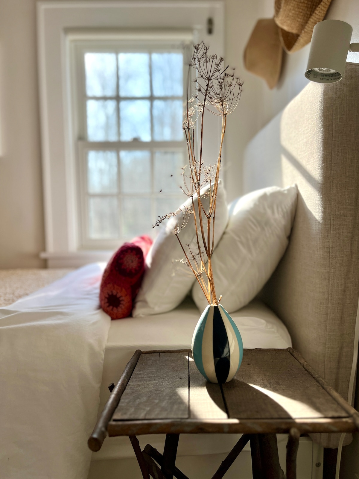 Rincón del dormitorio más acogedor con vistas a los bosques circundantes. Cama doble XL con cajones debajo. 