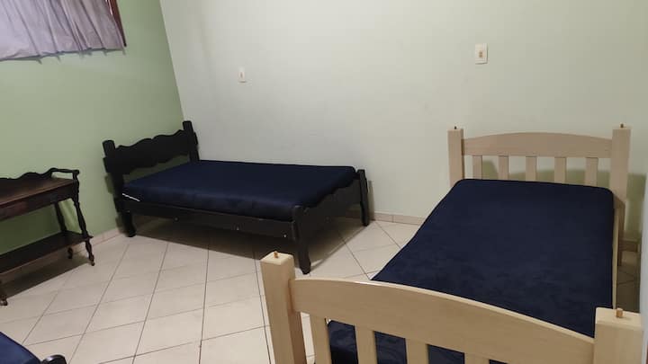 تتكون الغرفة رقم 3 من 3 أسرّة مفردة