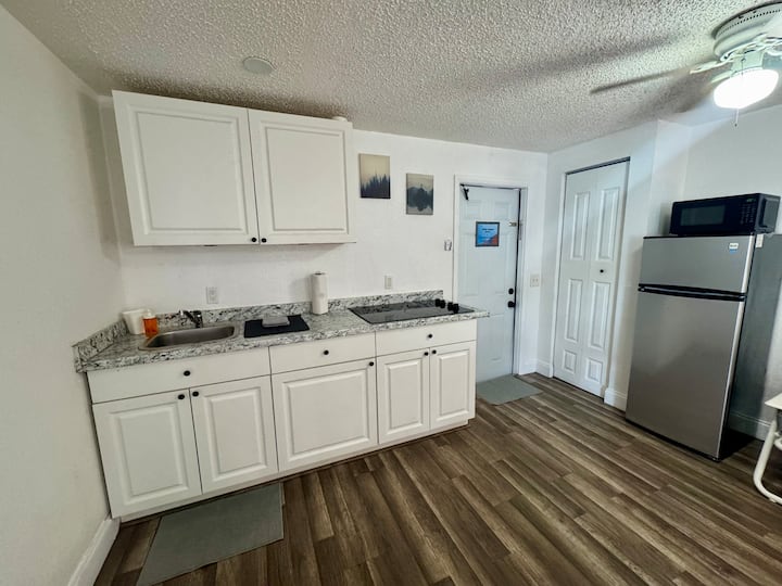 Tiny Studio Tourist & Post-op + Car Rental - Doral, FL