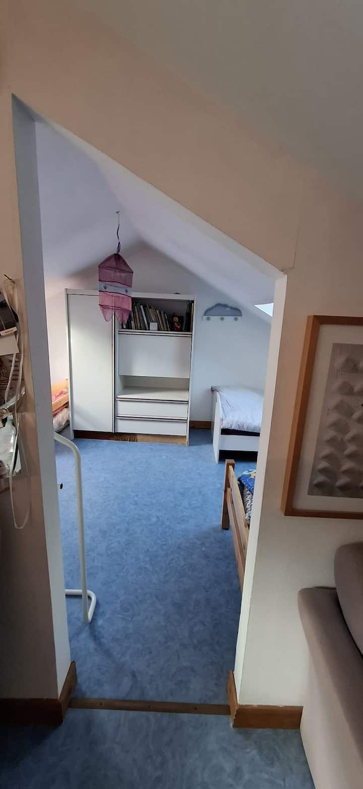 La entrada a la habitación en el piso de arriba, donde encontrará 4 camas individuales. 