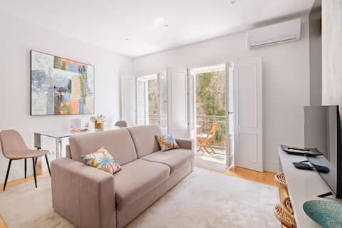 Successful Airbnb property: Sweet Porto Loft — Balcony + Central in União Das Freguesias De Cedofeita, Santo Ildefonso, Sé, Miragaia, São Nicolau E Vitória