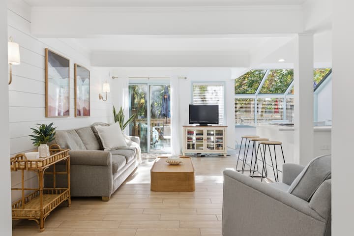 ¡El espacio abierto está inundado de luz natural y es fácil pasar el rato, cocinar, comer, ver la televisión y relajarse en la cubierta! El sofá de la izquierda es un sofá cama (¡se proporcionan sábanas!) y la silla de la derecha es una mecedora/silla giratoria.