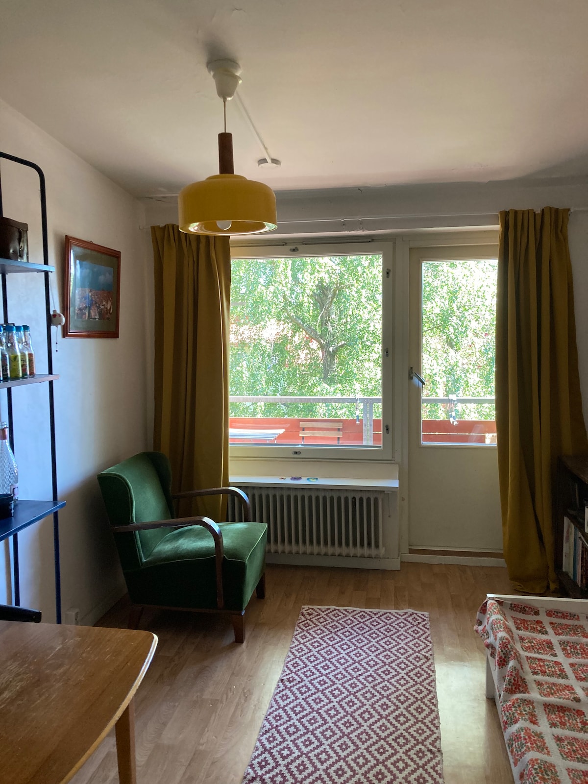 Спалня за гости с балкон.  Затъмнените завеси правят стаята много слаба през лятото 