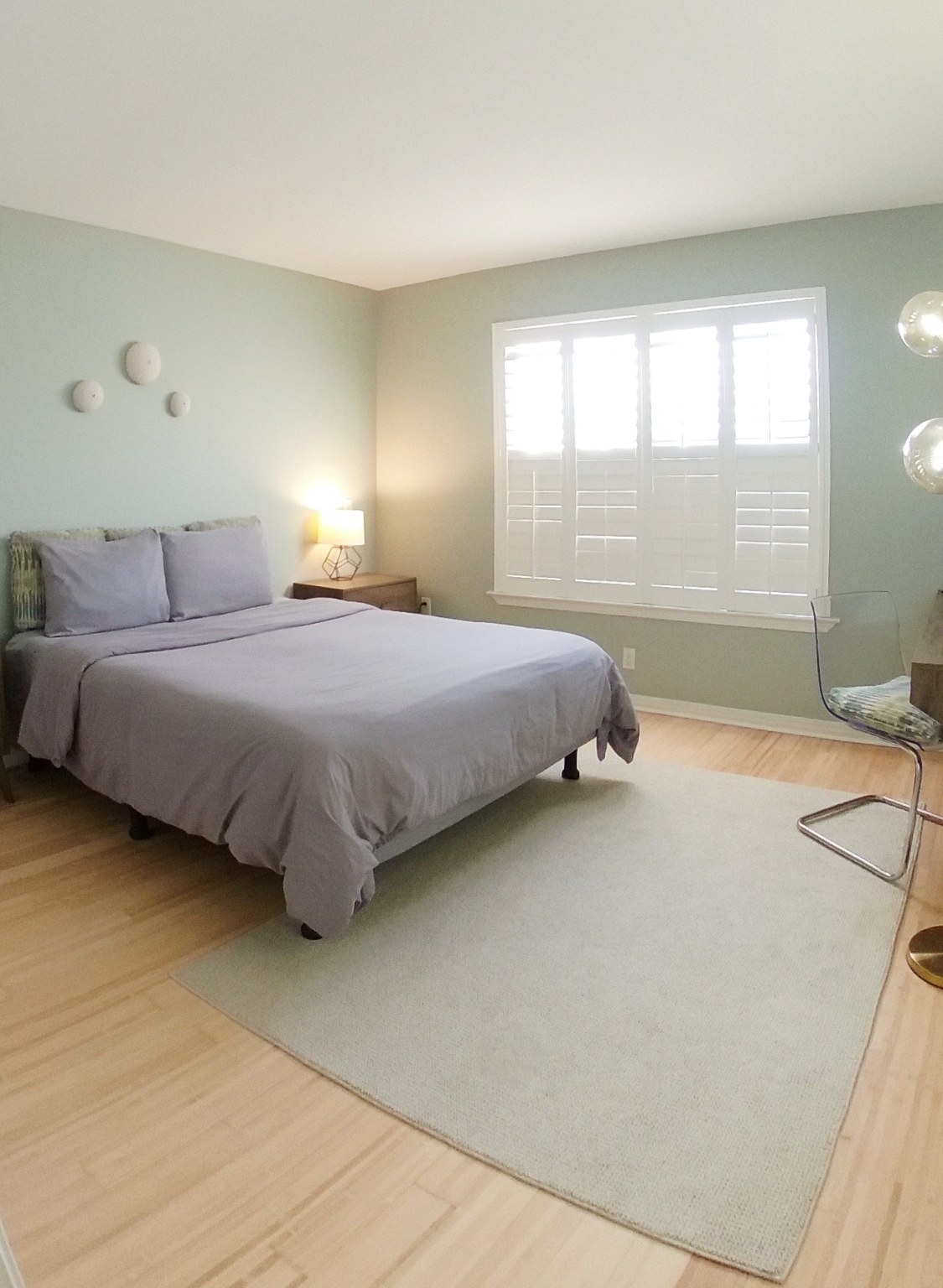 Chumba cha kulala cha kujitegemea kilicho na kitanda cha ukubwa wa Queen, dawati na kabati kubwa. Madirisha makubwa kwa ajili ya mwanga mwingi wa asili wa mchana na mandhari kamili ya machweo. Chumba hicho kinaelekea kwenye barabara isiyo na njia ya kupita ya kitongoji changu tulivu na kinachofaa familia. 