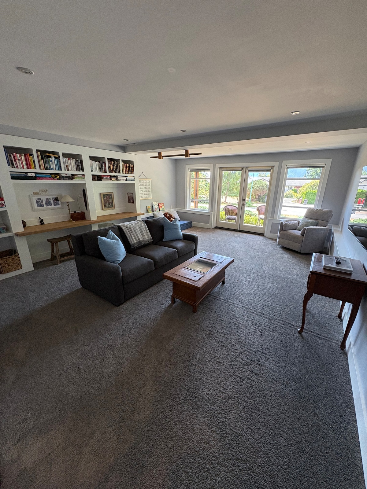 Удобен разтегателен диван (без решетки), голям смарт телевизор, игри, книги и играчки