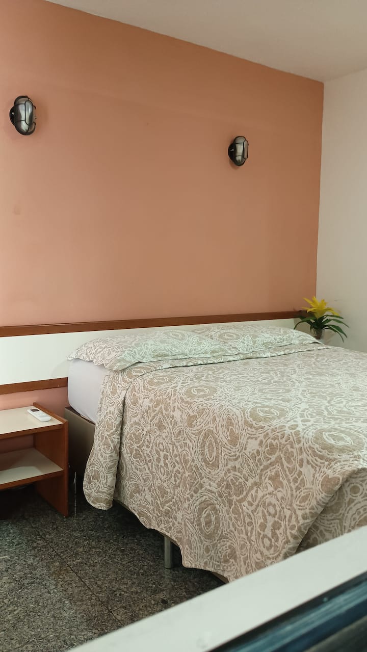 เตียง ตู้เสื้อผ้า และเครื่องปรับอากาศ 