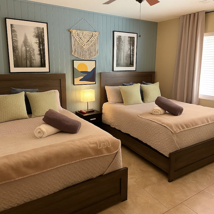 这间客房配有两张舒适的全尺寸床，每张床都配有柔软的床上用品和毛绒枕头，确保每个人都能睡个好觉。 还包括Roku电视，非常适合在探险一天后放松身心。