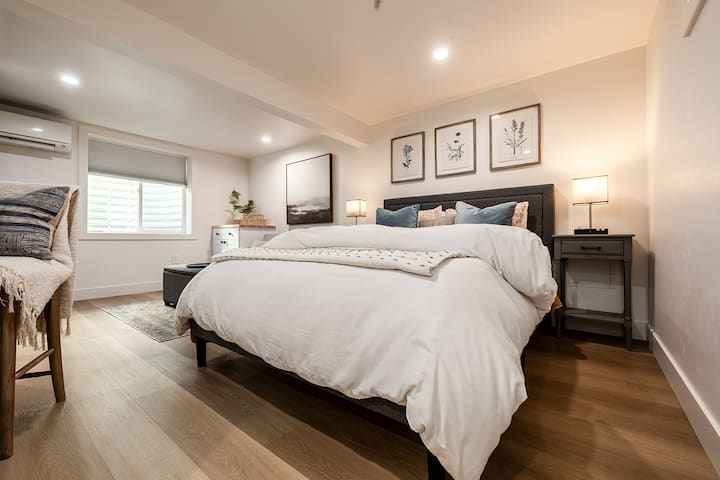 Maravillosamente amueblado, completo con cama tamaño queen, sofá plegable y ducha a ras de suelo en el baño.