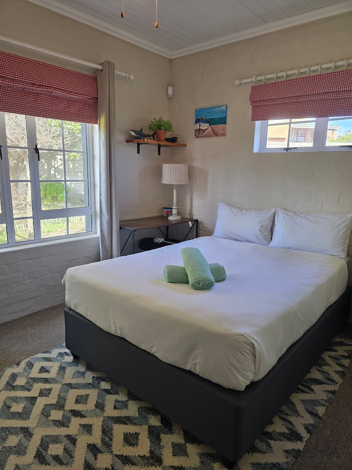 سرير مزدوج - مروحة سقف - مساحة خزانة 