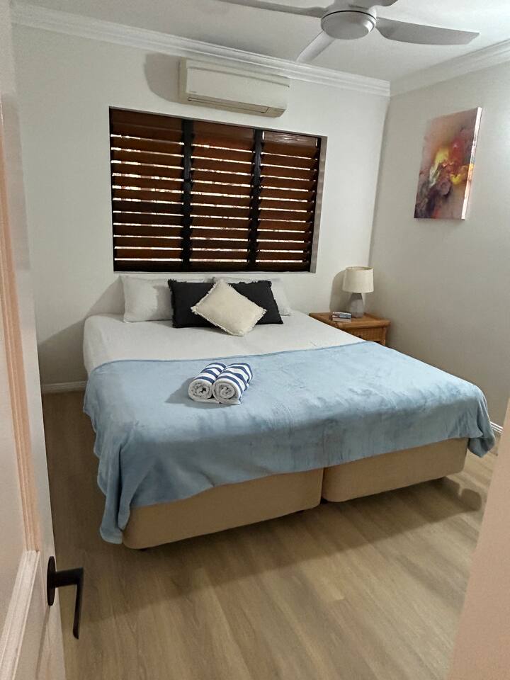 Спалня 3 има голямо двойно легло или може да има две единични легла, има климатик, таван, вентилатор и огледално огледало