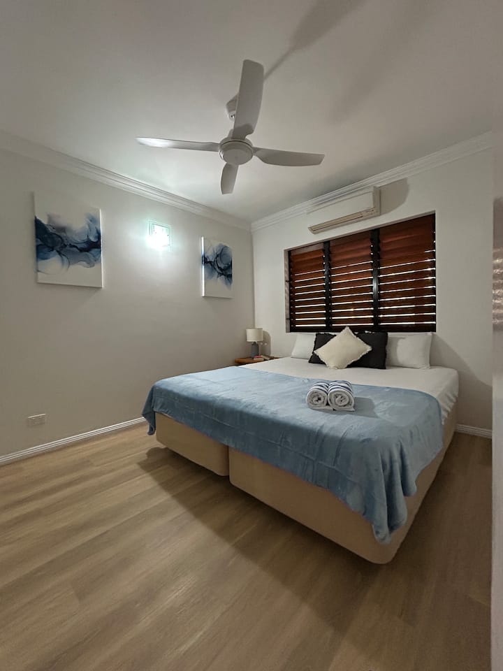 Спалня 2 има голямо двойно легло или може да има две единични легла, има климатик, вентилатор на тавана и гардероб с огледала