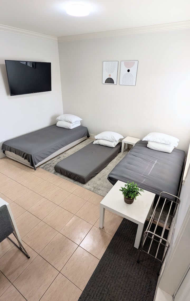 Modern Hampton Suite W/patio - Breakfast Included! - New Westminster