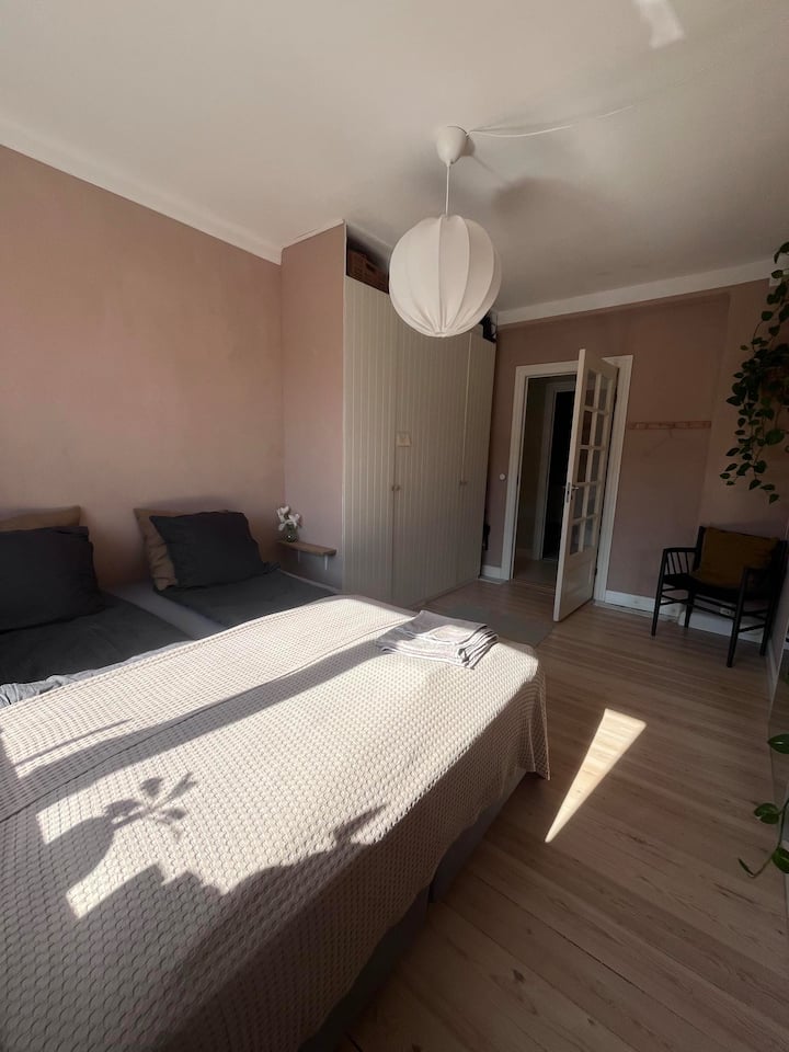 Het bed is 160 x 210 cm. Sinds 2025 is de stoel in de hoek veranderd in een kinderbed dat kan variëren van 115 cm tot 150 cm