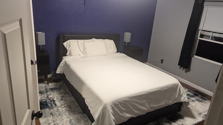 La chambre dispose d'un lit queen size avec des oreillers supplémentaires si vous le souhaitez. 