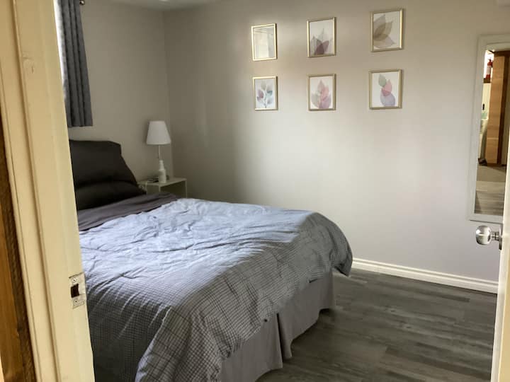 ห้องนอนควีนไซส์ชั้นล่าง