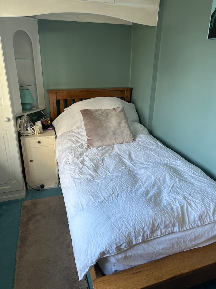 Small Single Room In Dorking. - Dorking