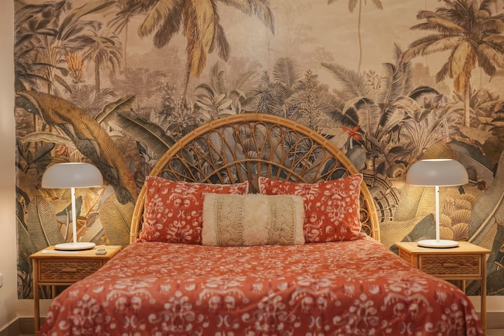Una cómoda cama tamaño queen con aire acondicionado para noches de descanso. Fresco, acogedor y perfecto después de largos días de playa.
