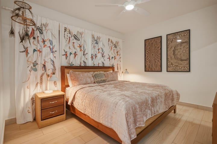 Relájate en un dormitorio principal fresco y cómodo con aire acondicionado y TV. Ideal para noches relajantes y mañanas fáciles.