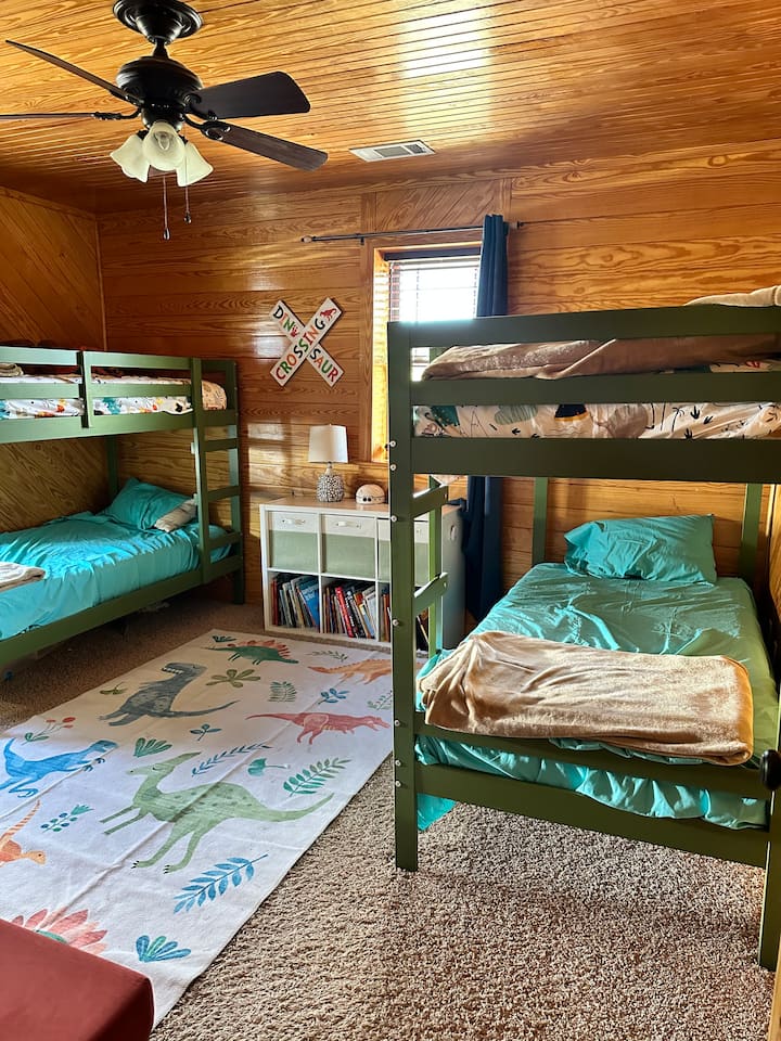 Ორი ორსართულიანი საწოლი, წიგნები და საცოცი კედელი!