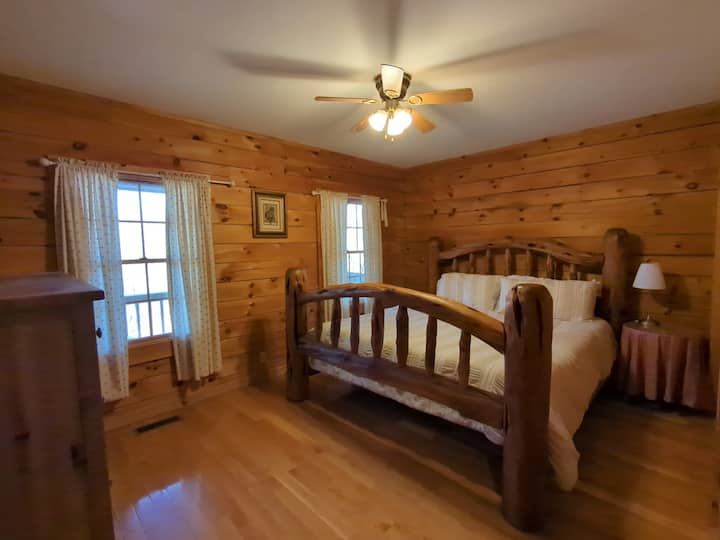 Il s'agit de la chambre principale, avec un lit King Size et une salle de bain attenante, au premier étage. 