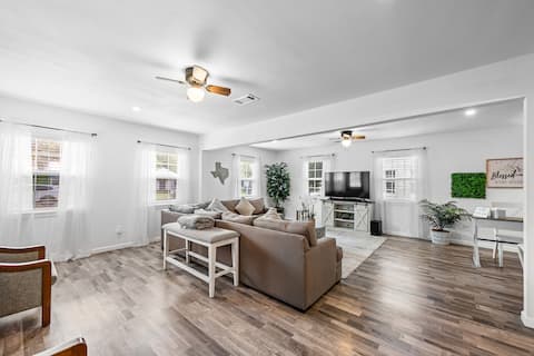 Cozy & Spacious 3 BD/2 BA Modern Farmhouse