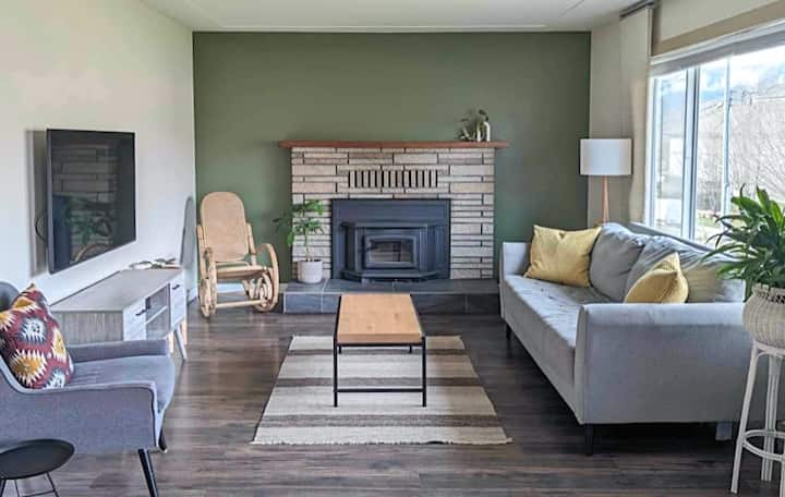 Cheerful 2 Bedroom Home With Front Yard. - ペンティクトン