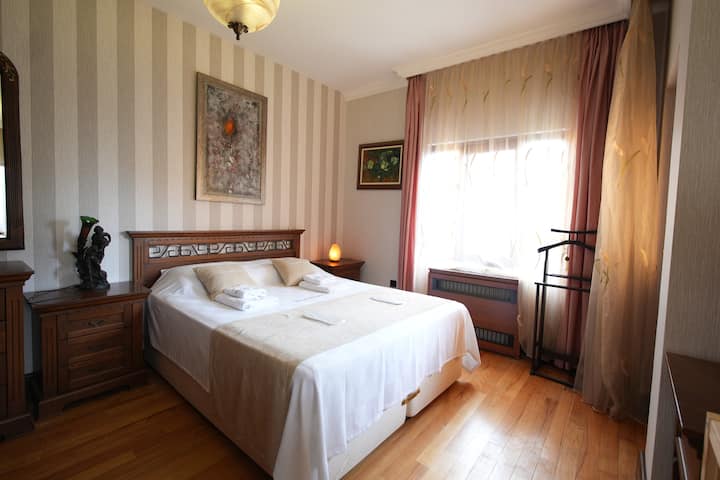 El dormitorio 4 tiene 1 cama grande y 1 cama individual y, por supuesto, inodoro y baño en la habitación, como todos los demás dormitorios de la casa.