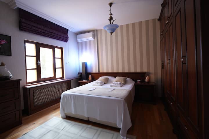 El dormitorio 3 también tiene 2 camas grandes y un inodoro y un baño adjuntos.