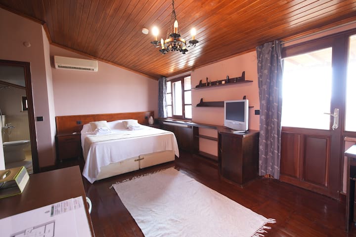 Dormitorio en la planta superior con escritorio