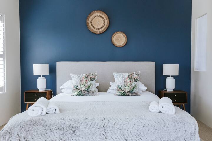 Emerald House- Stylish Villa – Epic Views & Pool gallery image 4