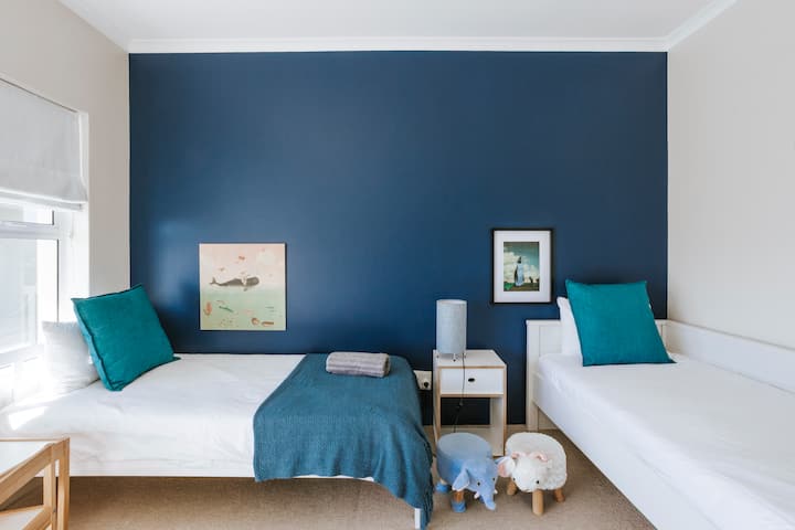 Táto izba je vybavená samostatnými lôžkami ideálnymi pre deti aj dospelých. Nachádza sa na prvom poschodí a má prístup na verandu prvého poschodia.
