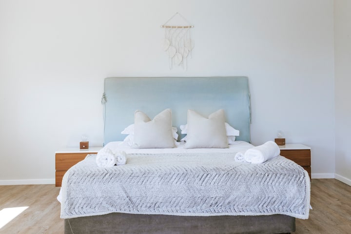 Toto je druhá hlavná spálňa, ktorá sa nachádza na prízemí s výhľadom do záhrady nad bazénom a výhľadom na oceán