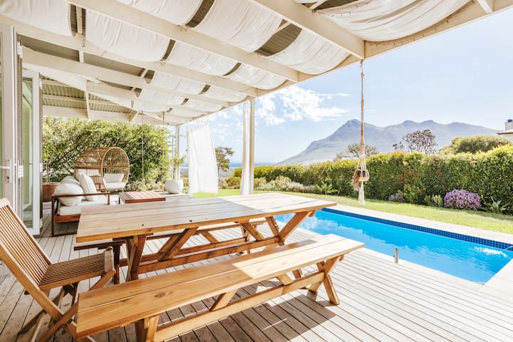 Emerald House- Stylish Villa – Epic Views & Pool