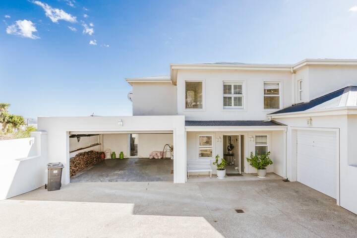 Emerald House- Stylish Villa – Epic Views & Pool gallery image 2