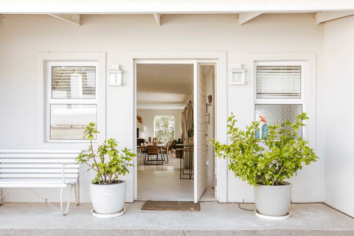 Emerald House- Stylish Villa – Epic Views & Pool gallery image 5