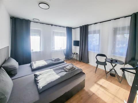City location 4 rooms 7 Beds Balcony Netflix INET