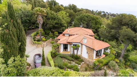 Villa Lilli, magnificent sea view for 8, parking