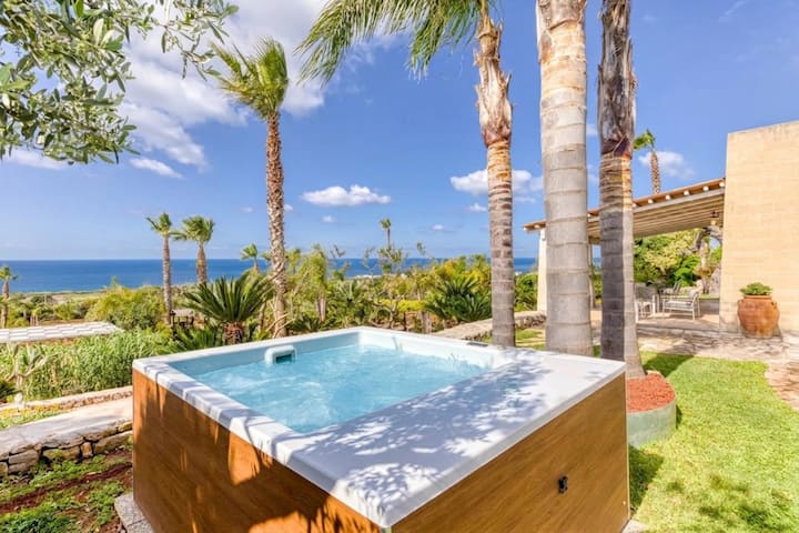 Child-friendly Beach Villa W/ Hot Whirlpool & Sea View - Apulia