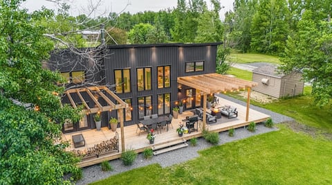 Creekside Cabin: Luxury Cabin, water access, sauna