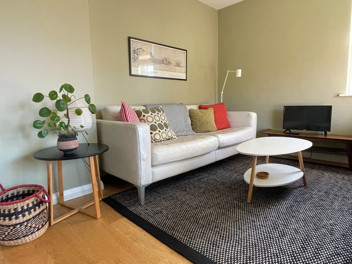 Popular Airbnb listing: Cheerful modern apt central Maidenhead, parking in Bray