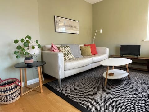 Popular Airbnb listing: Cheerful modern apt central Maidenhead, parking in Berkshire